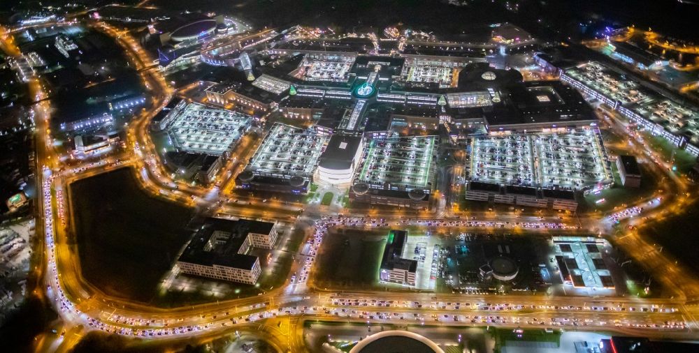 Nachtluftbild Oberhausen - Nachtluftbild Gebäudekomplex und Gelände des Einkaufszentrum Centro in Oberhausen im Bundesland Nordrhein-Westfalen