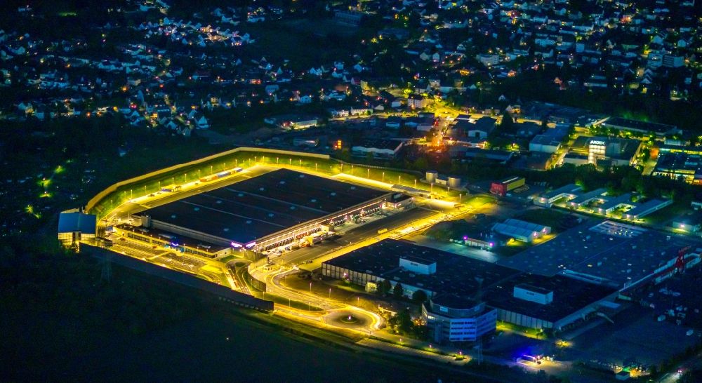 Nachtluftbild Witten - Nachtluftbild Gebäudekomplex und Gelände des Logistikzentrums Amazon - Neubau an der Siemensstraße in Witten im Bundesland Nordrhein-Westfalen, Deutschland