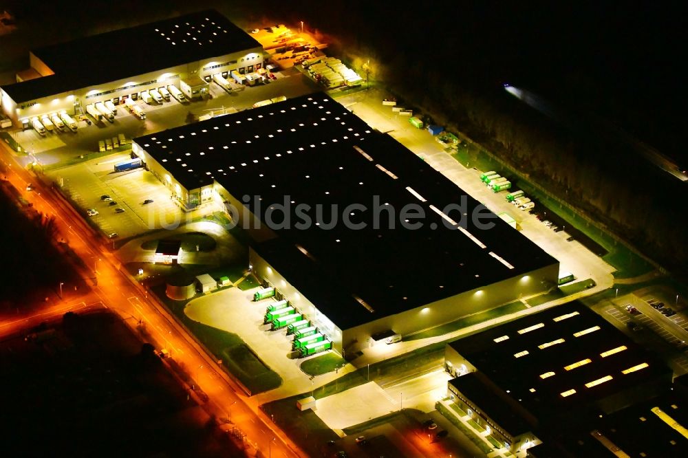Nachtluftbild Wustermark - Nachtluftbild Gebäudekomplex und Gelände des Logistikzentrums der Brüder Schlau GmbH & Co. KG in Wustermark im Bundesland Brandenburg, Deutschland