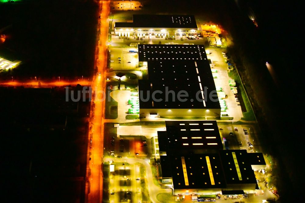 Nacht-Luftaufnahme Wustermark - Nachtluftbild Gebäudekomplex und Gelände des Logistikzentrums der Brüder Schlau GmbH & Co. KG in Wustermark im Bundesland Brandenburg, Deutschland