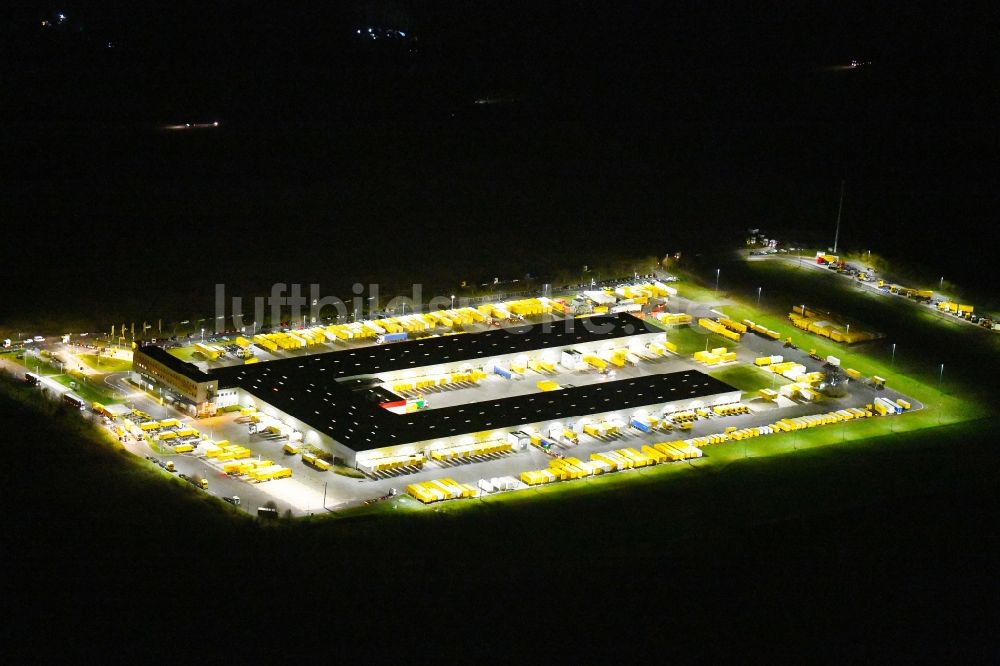 Nachtluftbild Börnicke - Nachtluftbild Gebäudekomplex und Gelände des Logistikzentrums DHL Frachtzentrum in Börnicke im Bundesland Brandenburg, Deutschland