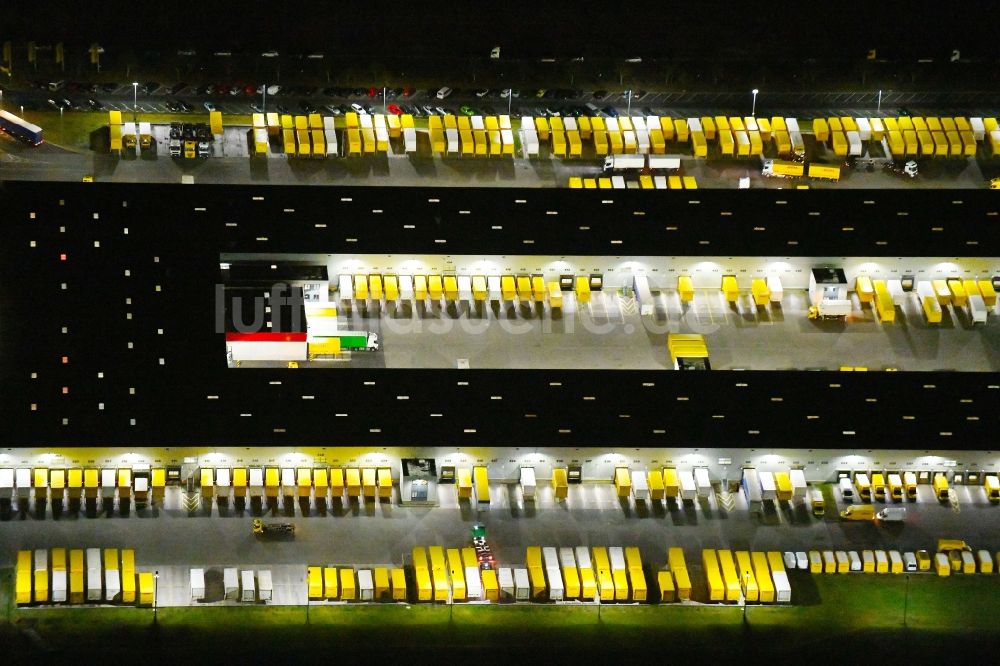 Börnicke bei Nacht aus der Vogelperspektive: Nachtluftbild Gebäudekomplex und Gelände des Logistikzentrums DHL Frachtzentrum in Börnicke im Bundesland Brandenburg, Deutschland