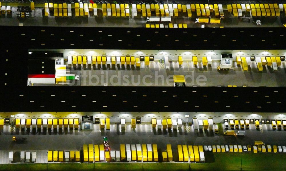 Nachtluftbild Börnicke - Nachtluftbild Gebäudekomplex und Gelände des Logistikzentrums DHL Frachtzentrum in Börnicke im Bundesland Brandenburg, Deutschland