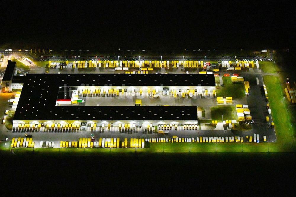 Nacht-Luftaufnahme Börnicke - Nachtluftbild Gebäudekomplex und Gelände des Logistikzentrums DHL Frachtzentrum in Börnicke im Bundesland Brandenburg, Deutschland