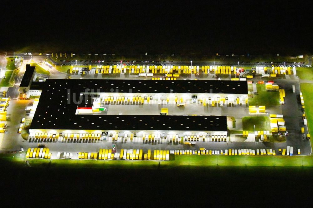 Börnicke bei Nacht von oben - Nachtluftbild Gebäudekomplex und Gelände des Logistikzentrums DHL Frachtzentrum in Börnicke im Bundesland Brandenburg, Deutschland