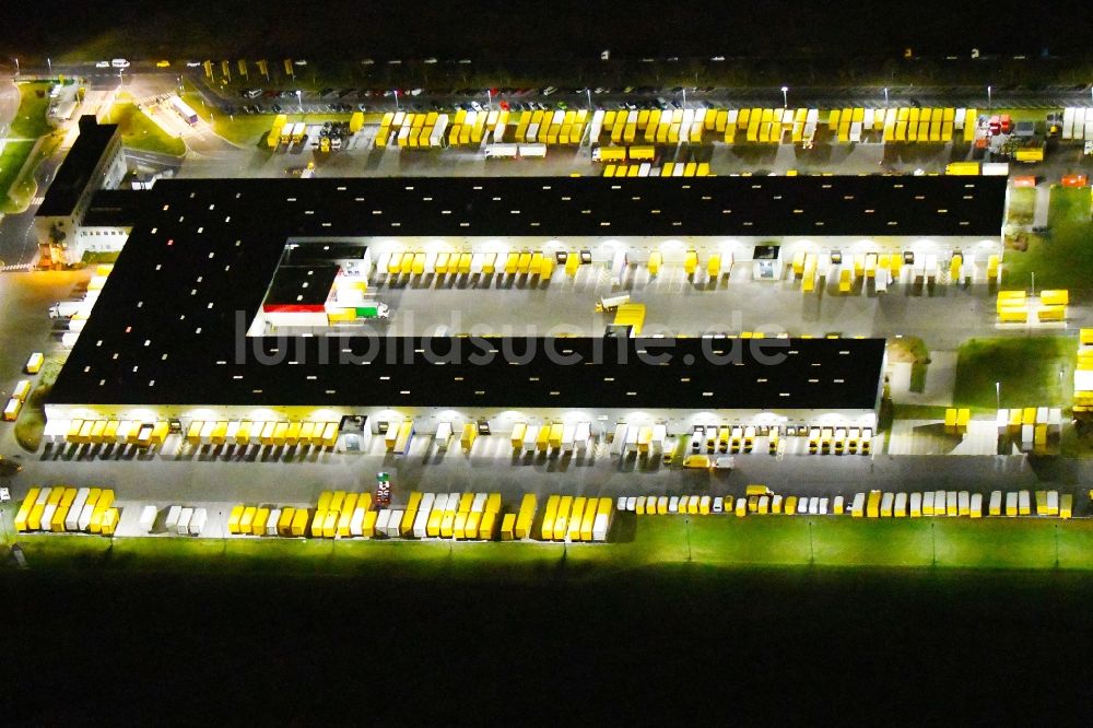 Börnicke bei Nacht von oben - Nachtluftbild Gebäudekomplex und Gelände des Logistikzentrums DHL Frachtzentrum in Börnicke im Bundesland Brandenburg, Deutschland