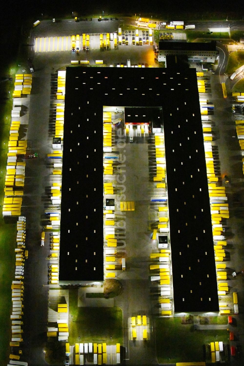 Nacht-Luftaufnahme Börnicke - Nachtluftbild Gebäudekomplex und Gelände des Logistikzentrums DHL Frachtzentrum in Börnicke im Bundesland Brandenburg, Deutschland