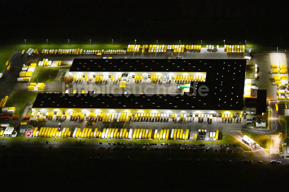 Börnicke bei Nacht aus der Vogelperspektive: Nachtluftbild Gebäudekomplex und Gelände des Logistikzentrums DHL Frachtzentrum in Börnicke im Bundesland Brandenburg, Deutschland