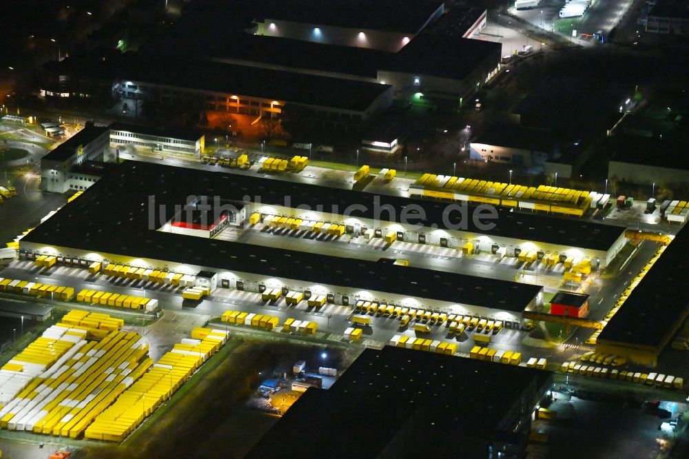 Hamburg bei Nacht aus der Vogelperspektive: Nachtluftbild Gebäudekomplex und Gelände des Logistikzentrums der DHL Paket GmbH in Hamburg, Deutschland