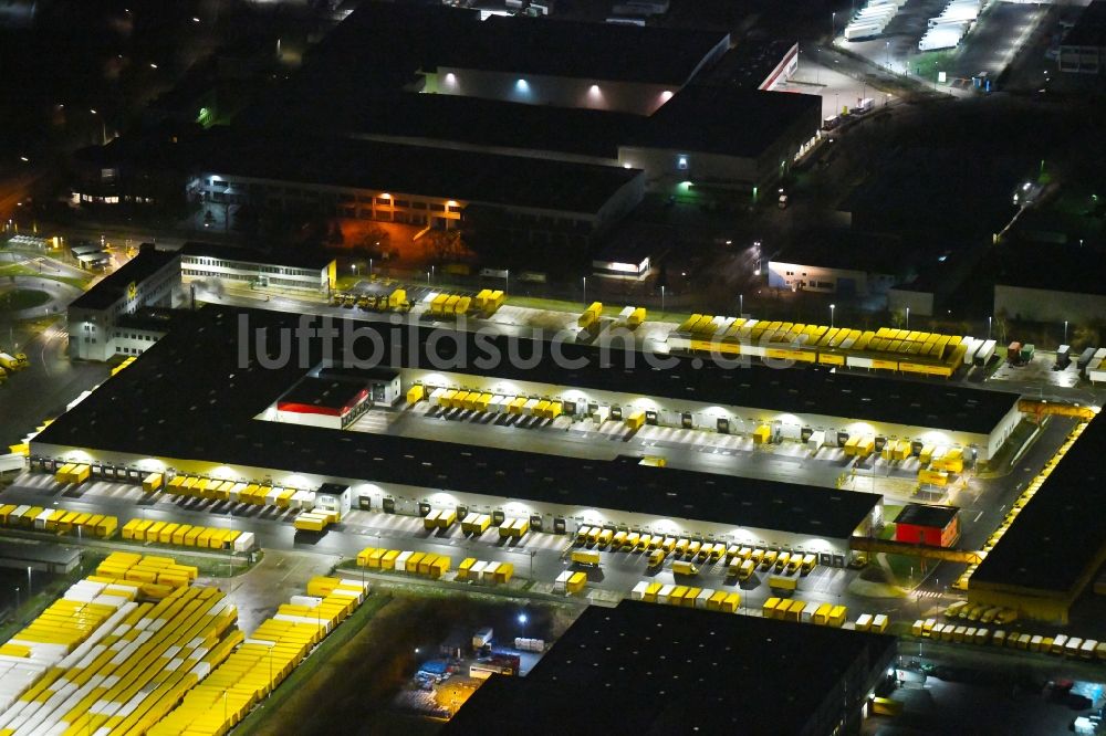 Nachtluftbild Hamburg - Nachtluftbild Gebäudekomplex und Gelände des Logistikzentrums der DHL Paket GmbH in Hamburg, Deutschland