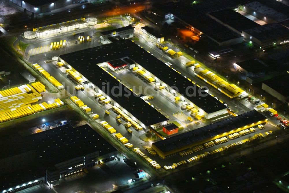 Nacht-Luftaufnahme Hamburg - Nachtluftbild Gebäudekomplex und Gelände des Logistikzentrums der DHL Paket GmbH in Hamburg, Deutschland