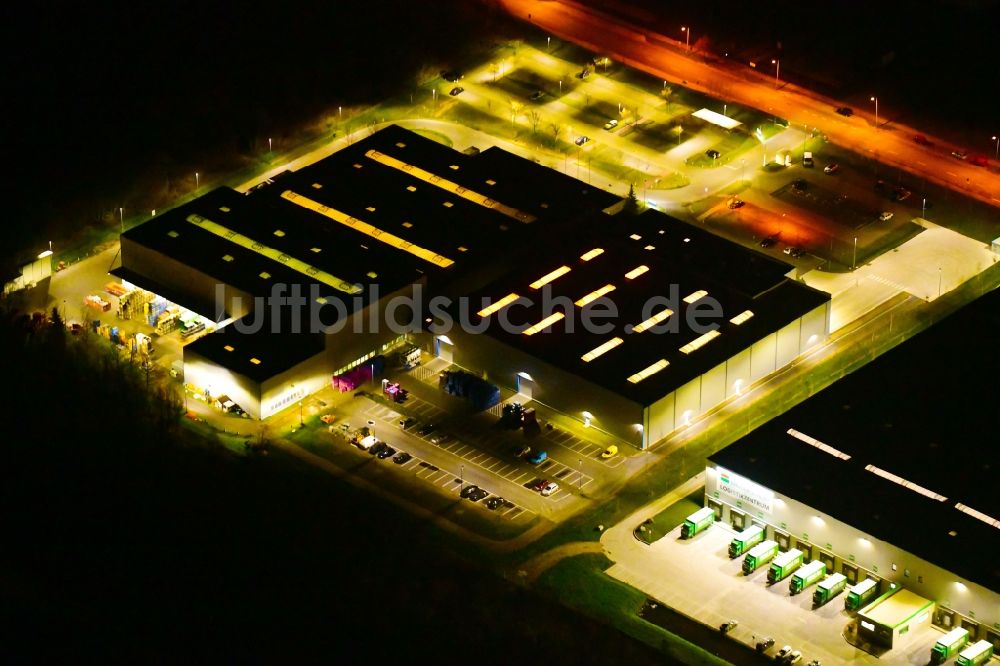 Wustermark bei Nacht von oben - Nachtluftbild Gebäudekomplex und Gelände des Logistikzentrums der J&S GmbH Automotive Technology in Wustermark im Bundesland Brandenburg, Deutschland