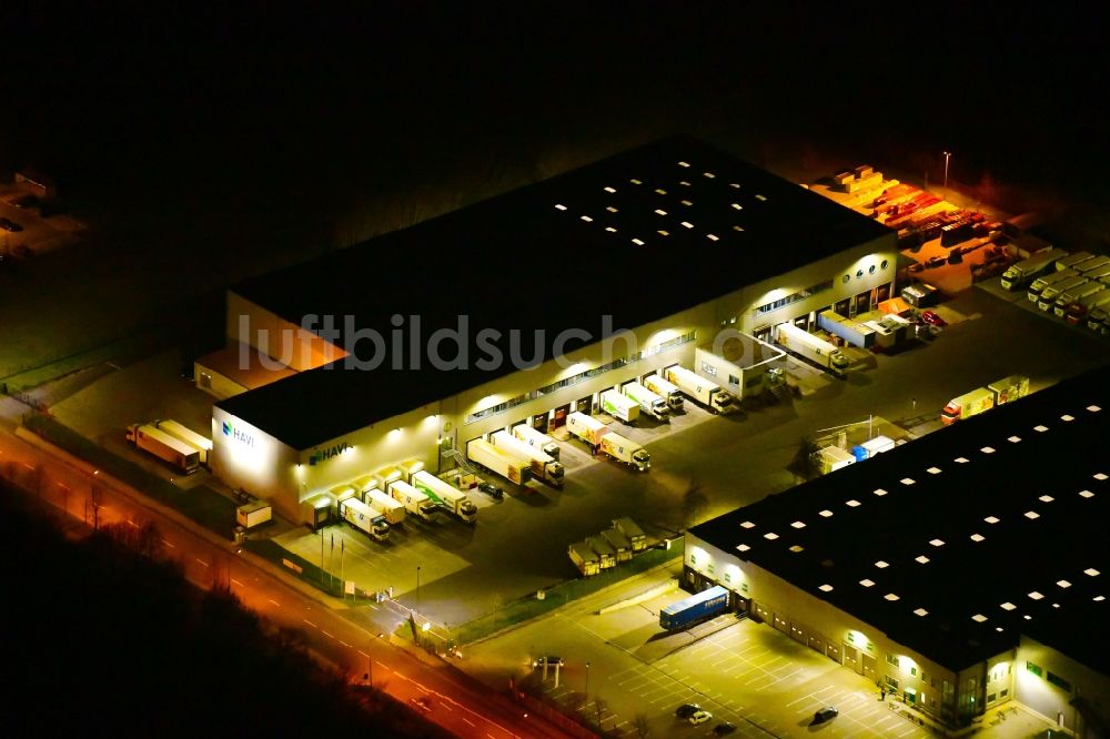 Wustermark bei Nacht von oben - Nachtluftbild Gebäudekomplex und Gelände des Logistikzentrums Havi Logistics in Wustermark im Bundesland Brandenburg, Deutschland