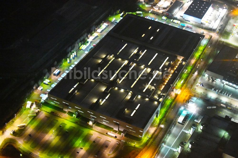 Nachtluftbild Hamburg - Nachtluftbild Gebäudekomplex und Gelände des Logistikzentrums der H&M Hennes & Mauritz Logistik AB & Co. KG in Hamburg, Deutschland