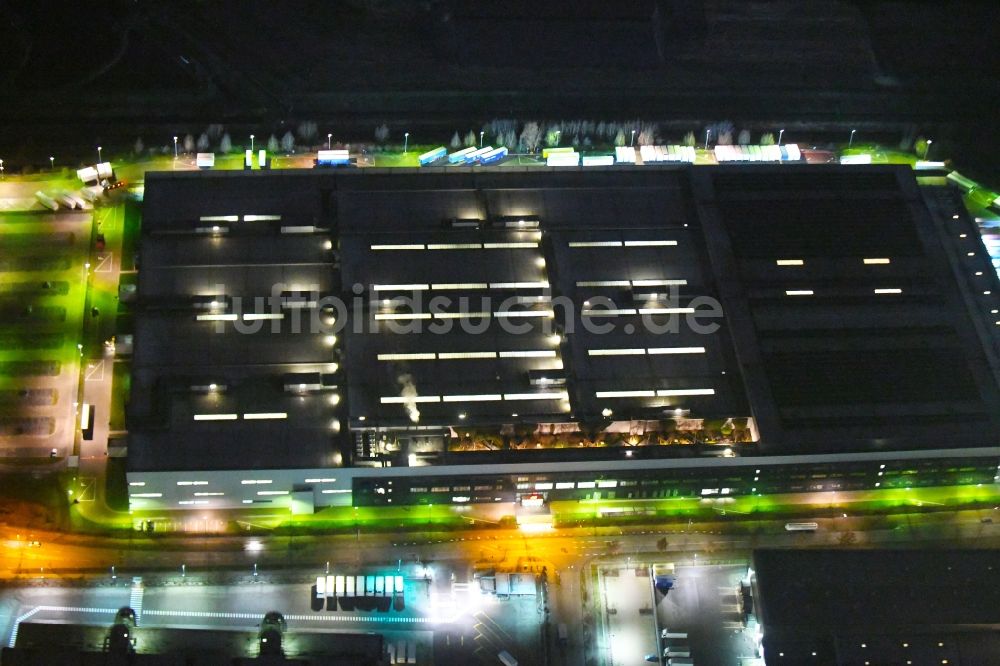 Nacht-Luftaufnahme Hamburg - Nachtluftbild Gebäudekomplex und Gelände des Logistikzentrums der H&M Hennes & Mauritz Logistik AB & Co. KG in Hamburg, Deutschland