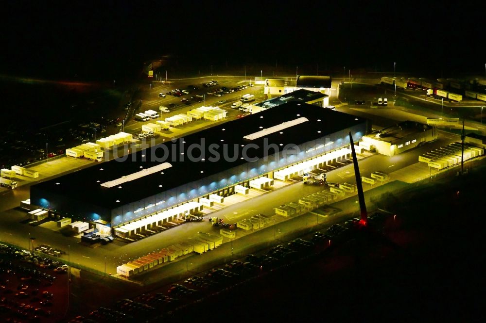 Nachtluftbild Etzin - Nachtluftbild Gebäudekomplex und Gelände des Logistikzentrums der Hermes Germany GmbH in Etzin im Bundesland Brandenburg, Deutschland