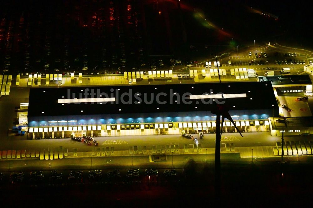 Nacht-Luftaufnahme Etzin - Nachtluftbild Gebäudekomplex und Gelände des Logistikzentrums der Hermes Germany GmbH in Etzin im Bundesland Brandenburg, Deutschland