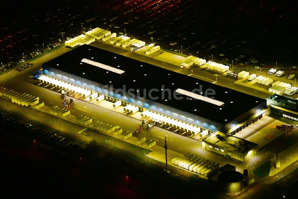 Etzin bei Nacht von oben - Nachtluftbild Gebäudekomplex und Gelände des Logistikzentrums der Hermes Germany GmbH in Etzin im Bundesland Brandenburg, Deutschland