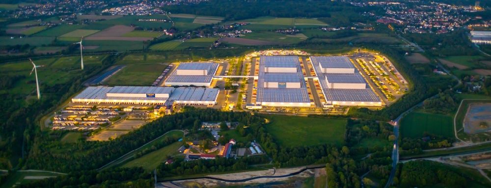 Dortmund bei Nacht von oben - Nachtluftbild Gebäudekomplex und Gelände des Logistikzentrums von IKEA in Dortmund im Bundesland Nordrhein-Westfalen, Deutschland