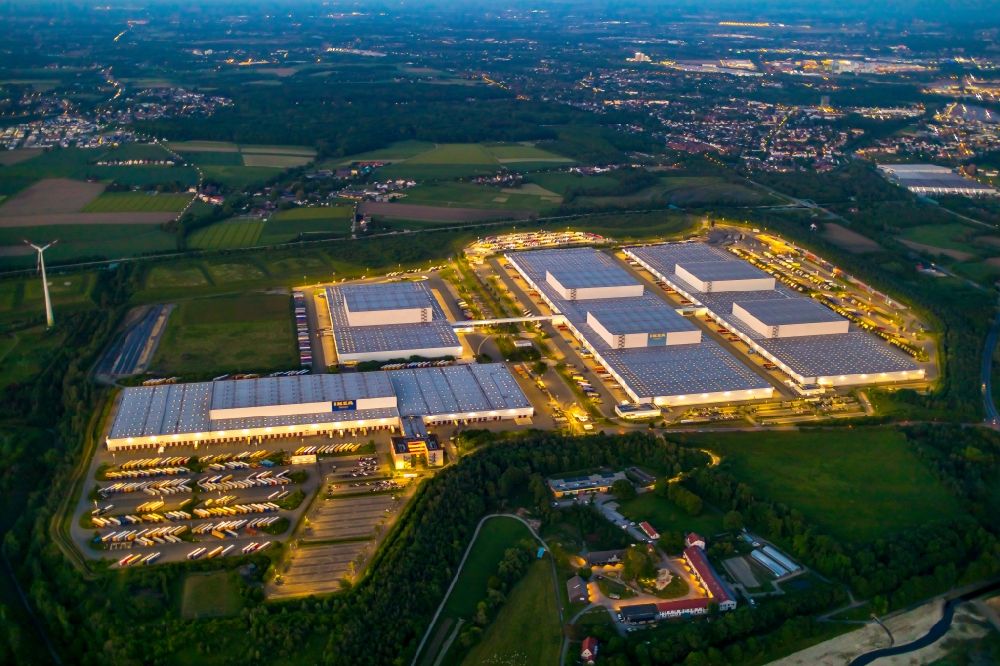 Dortmund bei Nacht aus der Vogelperspektive: Nachtluftbild Gebäudekomplex und Gelände des Logistikzentrums von IKEA in Dortmund im Bundesland Nordrhein-Westfalen, Deutschland