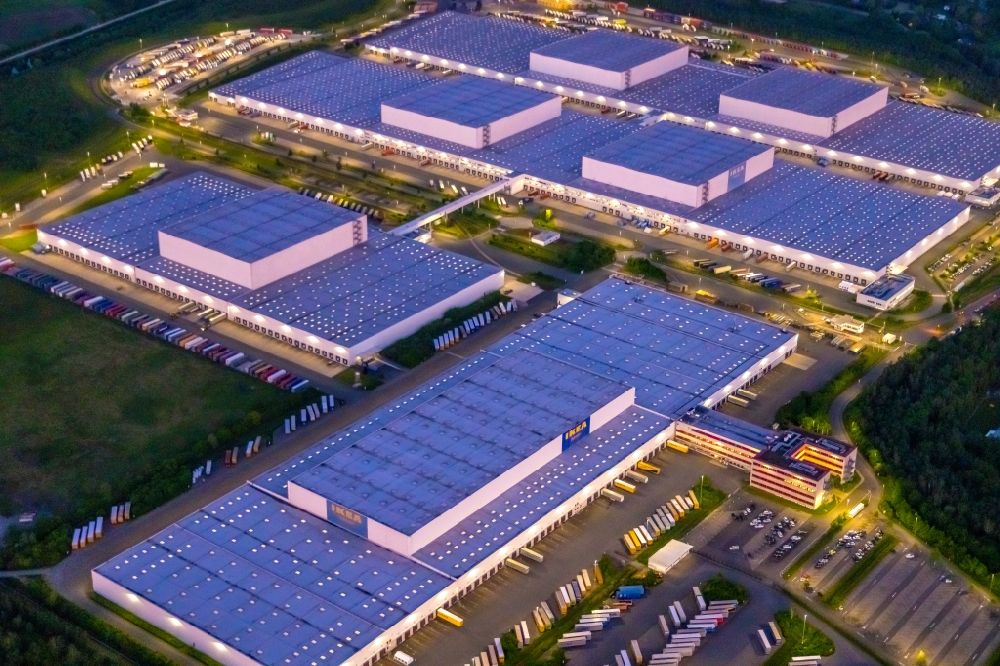 Nachtluftbild Dortmund - Nachtluftbild Gebäudekomplex und Gelände des Logistikzentrums von IKEA in Dortmund im Bundesland Nordrhein-Westfalen, Deutschland