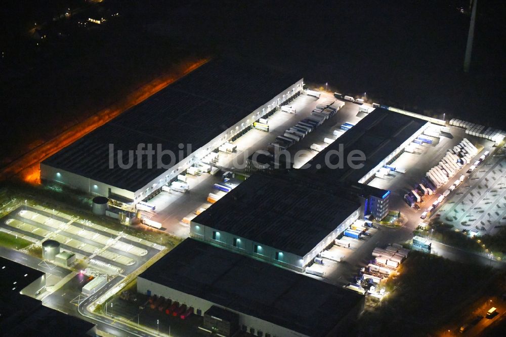 Nachtluftbild Hamburg - Nachtluftbild Gebäudekomplex und Gelände des Logistikzentrums der Kühne + Nagel (AG & Co.) KG in Hamburg, Deutschland