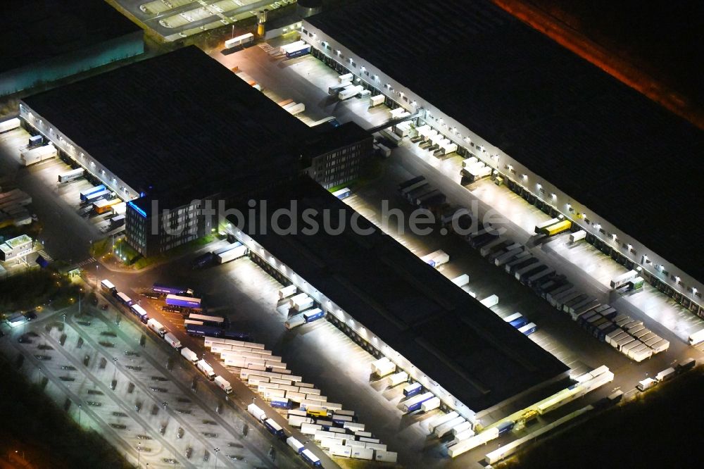 Hamburg bei Nacht aus der Vogelperspektive: Nachtluftbild Gebäudekomplex und Gelände des Logistikzentrums der Kühne + Nagel (AG & Co.) KG in Hamburg, Deutschland
