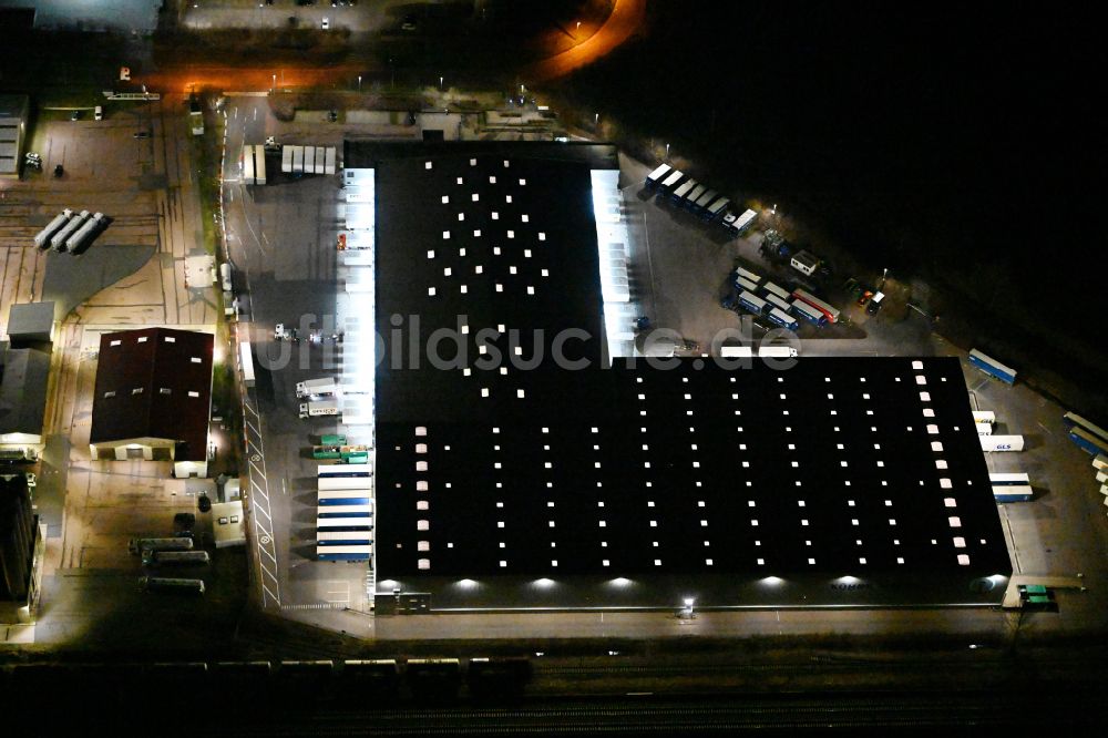 Nachtluftbild Markranstädt - Nachtluftbild Gebäudekomplex und Gelände des Logistikzentrums der Kühne + Nagel (AG & Co.) KG in Markranstädt im Bundesland Sachsen, Deutschland
