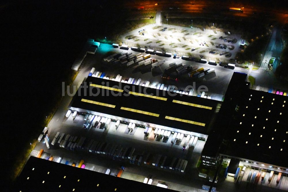 Hamburg bei Nacht aus der Vogelperspektive: Nachtluftbild Gebäudekomplex und Gelände des Logistikzentrums der Kühne + Nagel Spedition in Hamburg, Deutschland