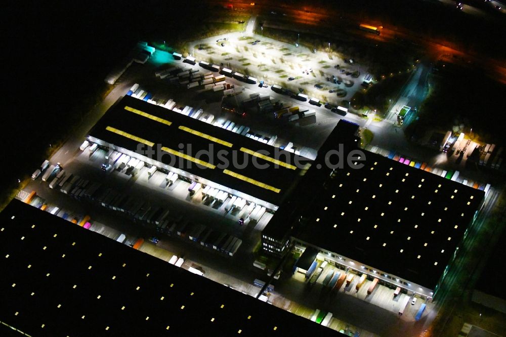 Nachtluftbild Hamburg - Nachtluftbild Gebäudekomplex und Gelände des Logistikzentrums der Kühne + Nagel Spedition in Hamburg, Deutschland
