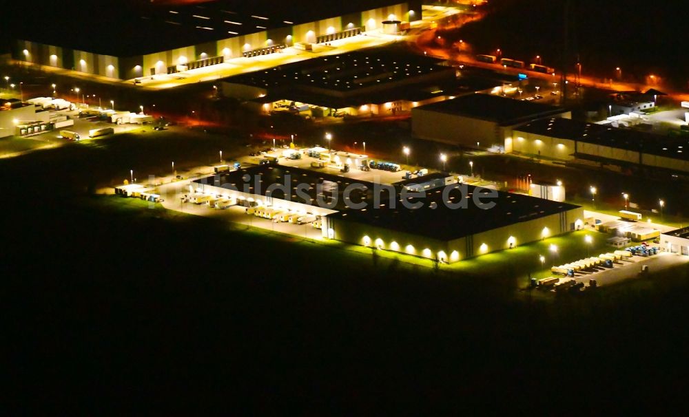 Nachtluftbild Wustermark - Nachtluftbild Gebäudekomplex und Gelände des Logistikzentrums der Kraftverkehr Nagel SE & Co. KG in Wustermark im Bundesland Brandenburg, Deutschland