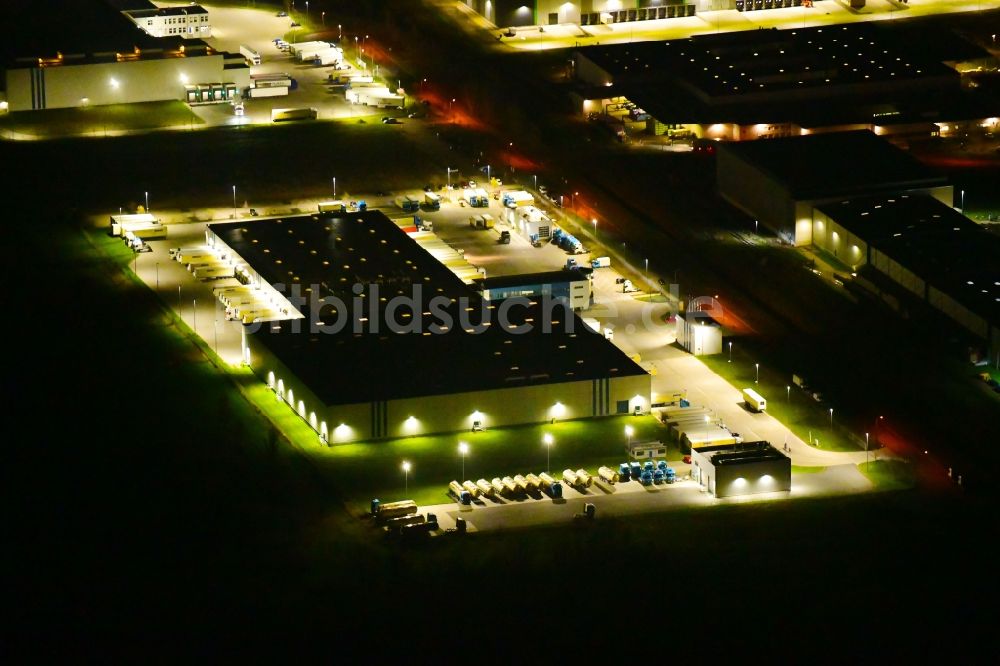 Nacht-Luftaufnahme Wustermark - Nachtluftbild Gebäudekomplex und Gelände des Logistikzentrums der Kraftverkehr Nagel SE & Co. KG in Wustermark im Bundesland Brandenburg, Deutschland