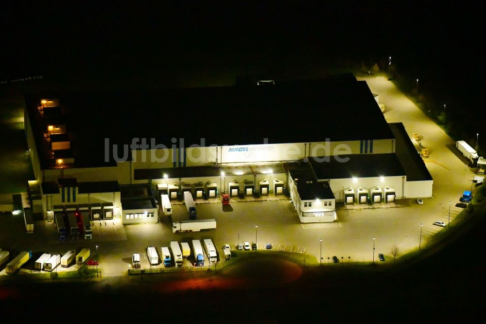 Nachtluftbild Wustermark - Nachtluftbild Gebäudekomplex und Gelände des Logistikzentrums der Kraftverkehr Nagel SE & Co. KG in Wustermark im Bundesland Brandenburg, Deutschland