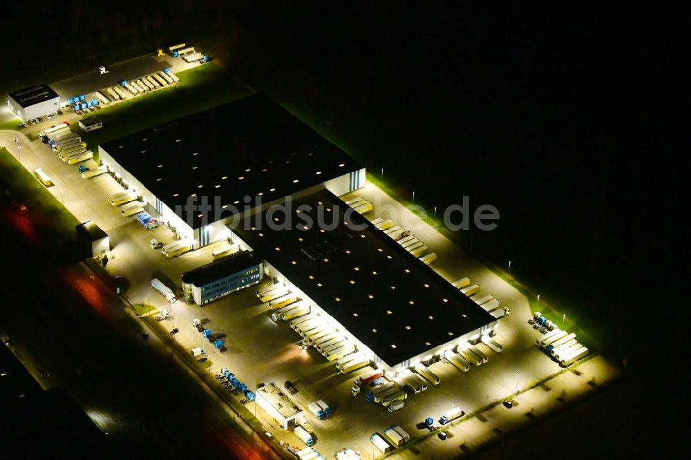 Wustermark bei Nacht von oben - Nachtluftbild Gebäudekomplex und Gelände des Logistikzentrums der Kraftverkehr Nagel SE & Co. KG in Wustermark im Bundesland Brandenburg, Deutschland