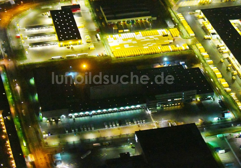 Hamburg bei Nacht von oben - Nachtluftbild Gebäudekomplex und Gelände des Logistikzentrums Logistikzentrum IWAN BUDNIKOWSKY GmbH & Co. KG in Hamburg, Deutschland