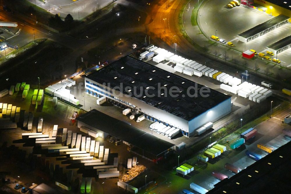 Hamburg bei Nacht aus der Vogelperspektive: Nachtluftbild Gebäudekomplex und Gelände des Logistikzentrums der Logwin Solutions Network GmbH in Hamburg, Deutschland