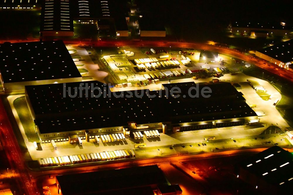 Nachtluftbild Wustermark - Nachtluftbild Gebäudekomplex und Gelände des Logistikzentrums der NETTO ApS & Co. KG in Wustermark im Bundesland Brandenburg, Deutschland