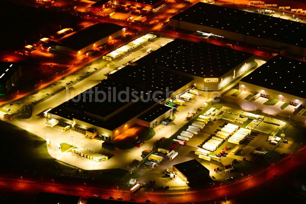 Nacht-Luftaufnahme Wustermark - Nachtluftbild Gebäudekomplex und Gelände des Logistikzentrums der NETTO ApS & Co. KG in Wustermark im Bundesland Brandenburg, Deutschland