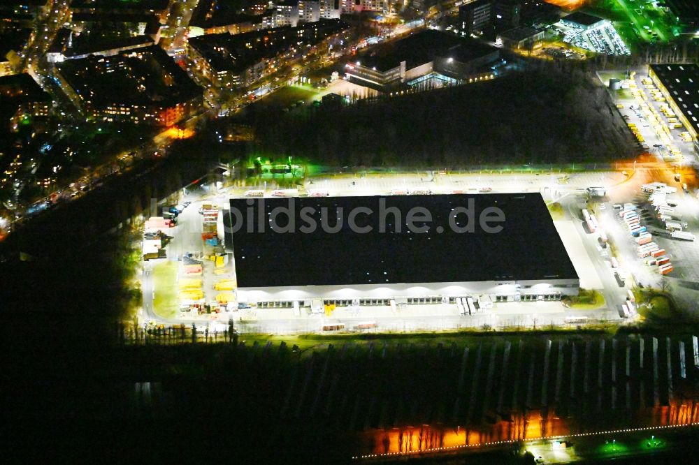 Berlin bei Nacht aus der Vogelperspektive: Nachtluftbild Gebäudekomplex und Gelände des Logistikzentrums der Rewe Logistik GmbH in Berlin, Deutschland