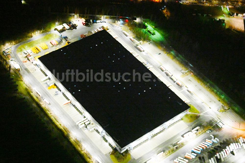 Nachtluftbild Berlin - Nachtluftbild Gebäudekomplex und Gelände des Logistikzentrums der Rewe Logistik GmbH in Berlin, Deutschland