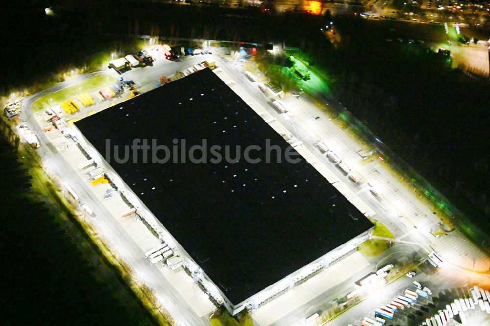 Nacht-Luftaufnahme Berlin - Nachtluftbild Gebäudekomplex und Gelände des Logistikzentrums der Rewe Logistik GmbH in Berlin, Deutschland