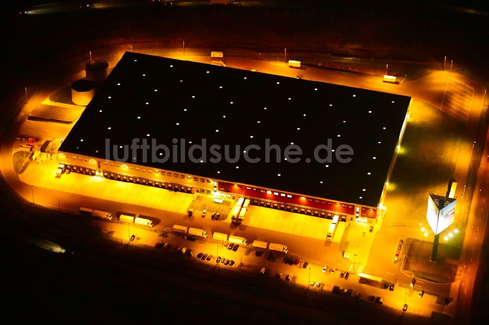 Nacht-Luftaufnahme Wustermark - Nachtluftbild Gebäudekomplex und Gelände des Logistikzentrums Rossmann Zentrallager Wustermark in Wustermark im Bundesland Brandenburg, Deutschland