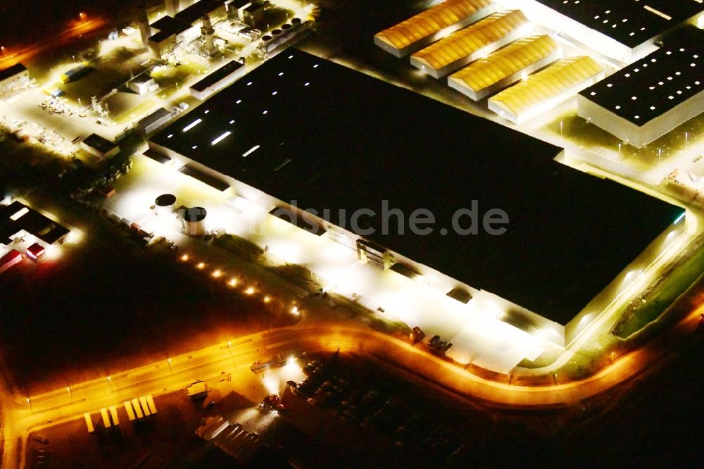 Nacht-Luftaufnahme Ludwigsfelde - Nachtluftbild Gebäudekomplex und Gelände des Logistikzentrums der Volkswagen Original Teile Logistik GmbH & Co. KG (OTLG) in Ludwigsfelde im Bundesland Brandenburg, Deutschland