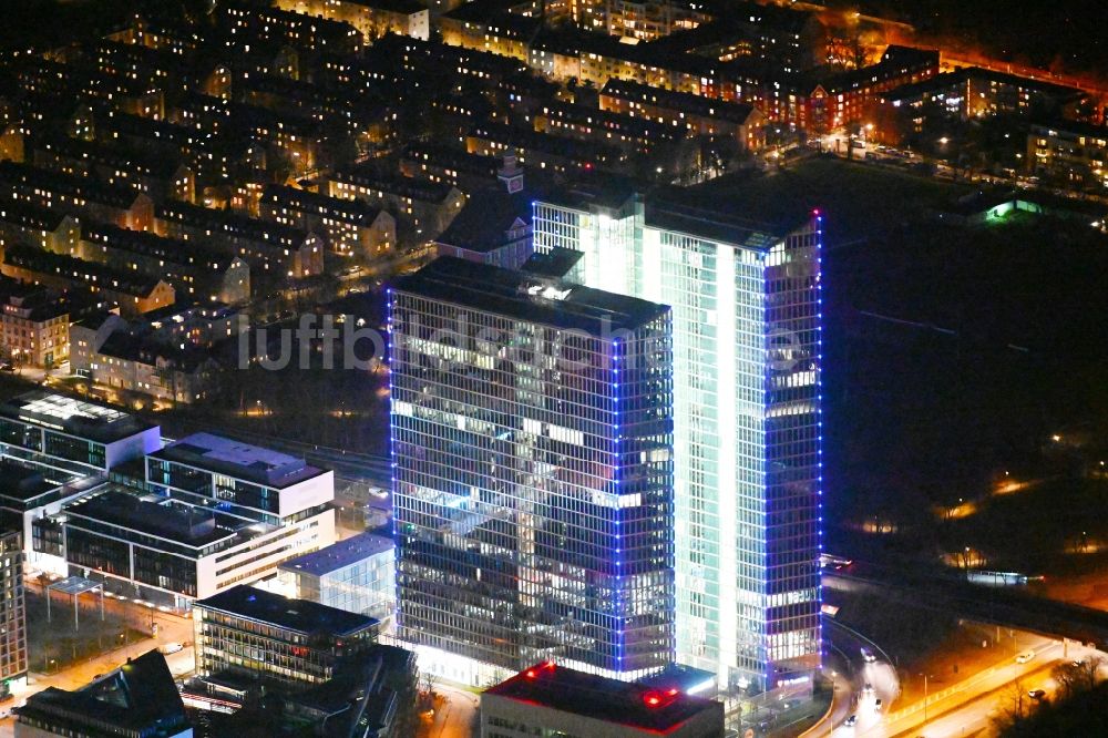 Nachtluftbild München - Nachtluftbild Gebäudekomplex HighLight Towers in München im Bundesland Bayern, Deutschland