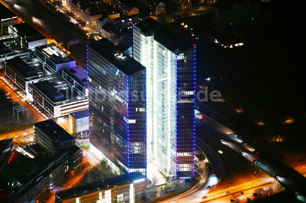 München bei Nacht von oben - Nachtluftbild Gebäudekomplex HighLight Towers in München im Bundesland Bayern, Deutschland