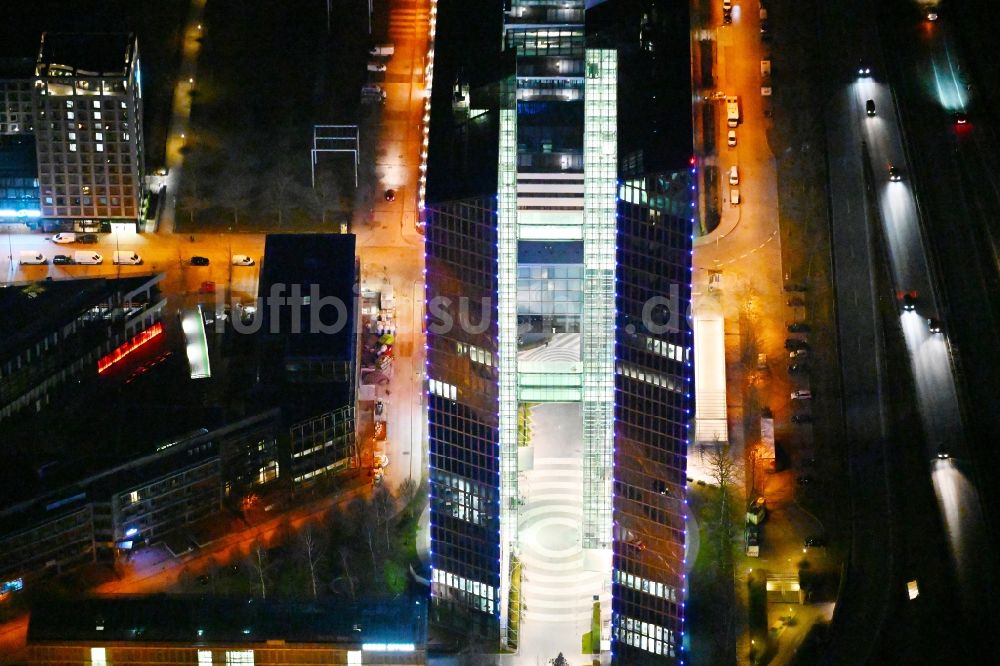 München bei Nacht aus der Vogelperspektive: Nachtluftbild Gebäudekomplex HighLight Towers in München im Bundesland Bayern, Deutschland