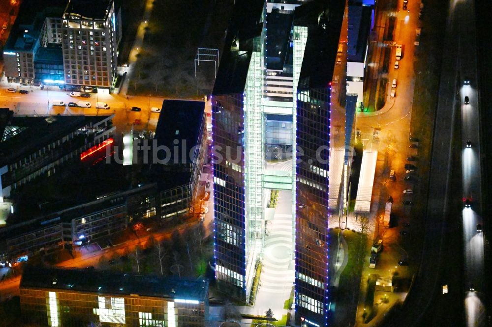 Nachtluftbild München - Nachtluftbild Gebäudekomplex HighLight Towers in München im Bundesland Bayern, Deutschland