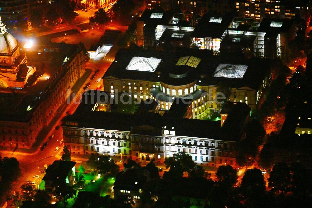 Leipzig bei Nacht aus der Vogelperspektive: Nachtluftbild Gebäudekomplex der Hochschule für Grafik und Buchkunst in Leipzig im Bundesland Sachsen, Deutschland