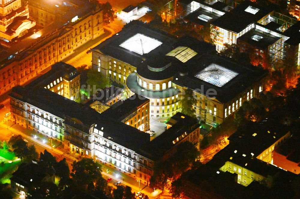 Nacht-Luftaufnahme Leipzig - Nachtluftbild Gebäudekomplex der Hochschule für Grafik und Buchkunst in Leipzig im Bundesland Sachsen, Deutschland