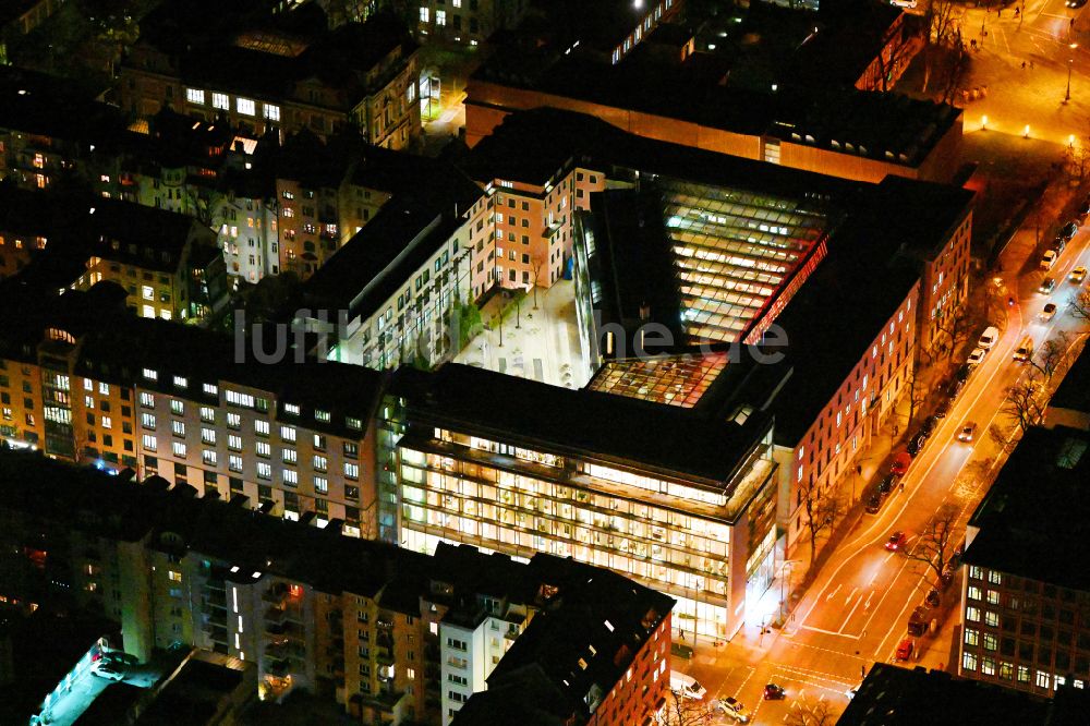 Nacht-Luftaufnahme München - Nachtluftbild Gebäudekomplex der Hochschule für Politik in München im Bundesland Bayern, Deutschland